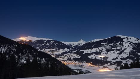 Zeitraffer-Eines-Herausgezoomten-Bergpanoramas-Eines-Verschneiten-Skigebiets-Und-Sternenhimmels