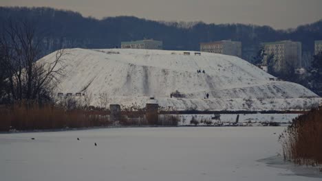 Verschneite-Landschaft-Mit-Blick-Auf-Den-Stadthintergrund,-Friedliche,-Ruhige,-Ruhige-Ländliche-Aufnahme