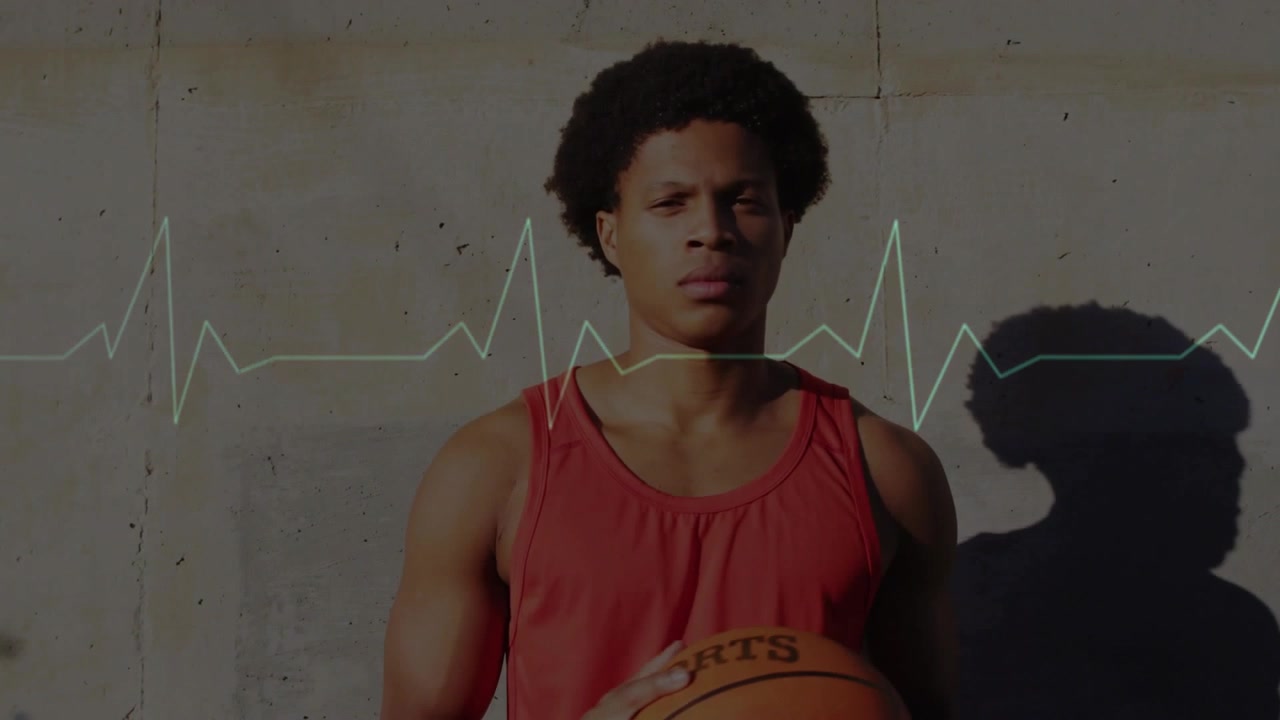 Video verticale: Atleta che stabilizza il pallone da basket, girando e afferrando mentre un ECG monitora il torace per lo sport.