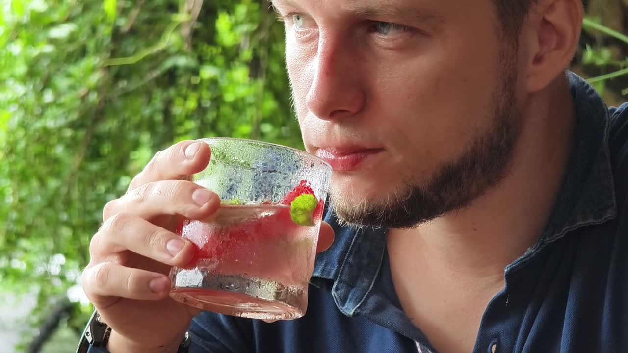 mann trinkt einen wassermelonen-cocktail