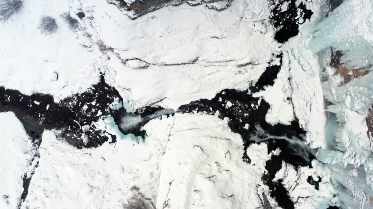 vista aérea descendente desde arriba de la impresionante cascada congelada de stewart falls cerca de la estación de esquí de sundance en provo que requiere una pequeña caminata