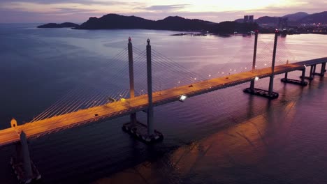 una bonita puesta de sol dramática sobre el segundo puente de penang.