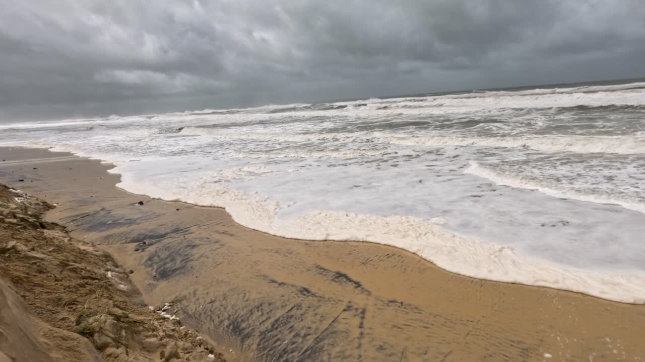 폭풍의 장면은 은 목의 해변에서 해안 침식을 포착하고, 격동의 파도와 구름이 가득한 하늘을 강조합니다.