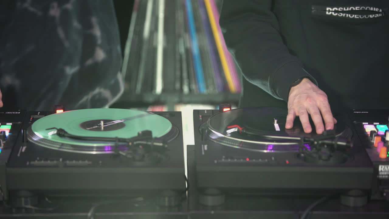 dj mezclando discos en un club