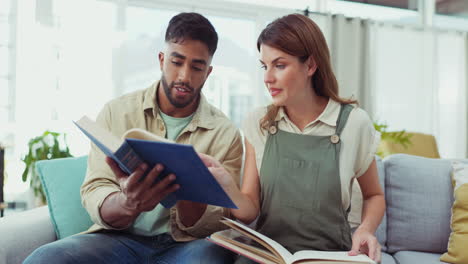 pareja interracial, leyendo