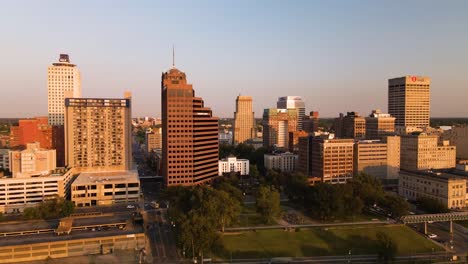 Volando-Alrededor-Del-Horizonte-Del-Centro-De-Memphis-Al-Atardecer-4k