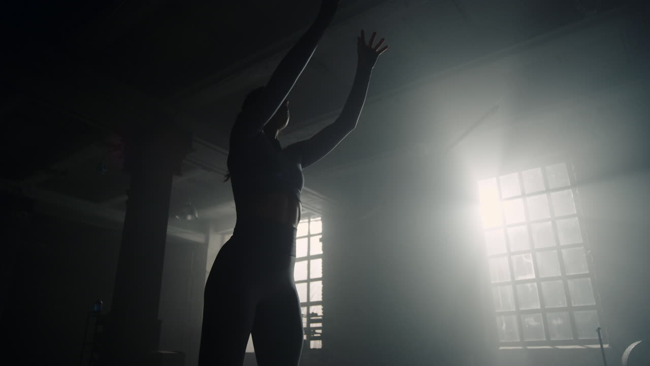 chica haciendo sentadillas con pelota de medicina en el gimnasio. mujer lanzando la pelota contra la pared
