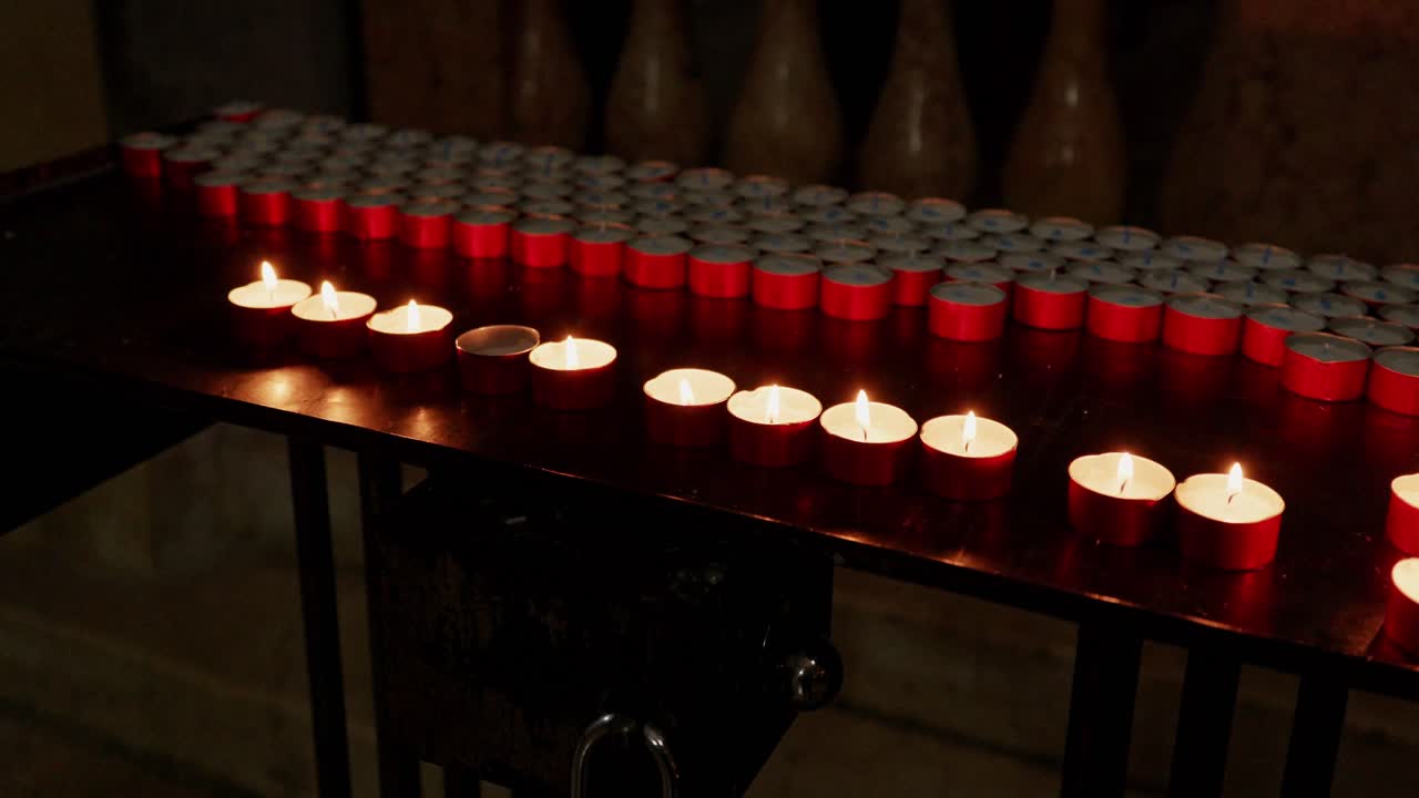 Candele tealight rotonde accese sul tavolo