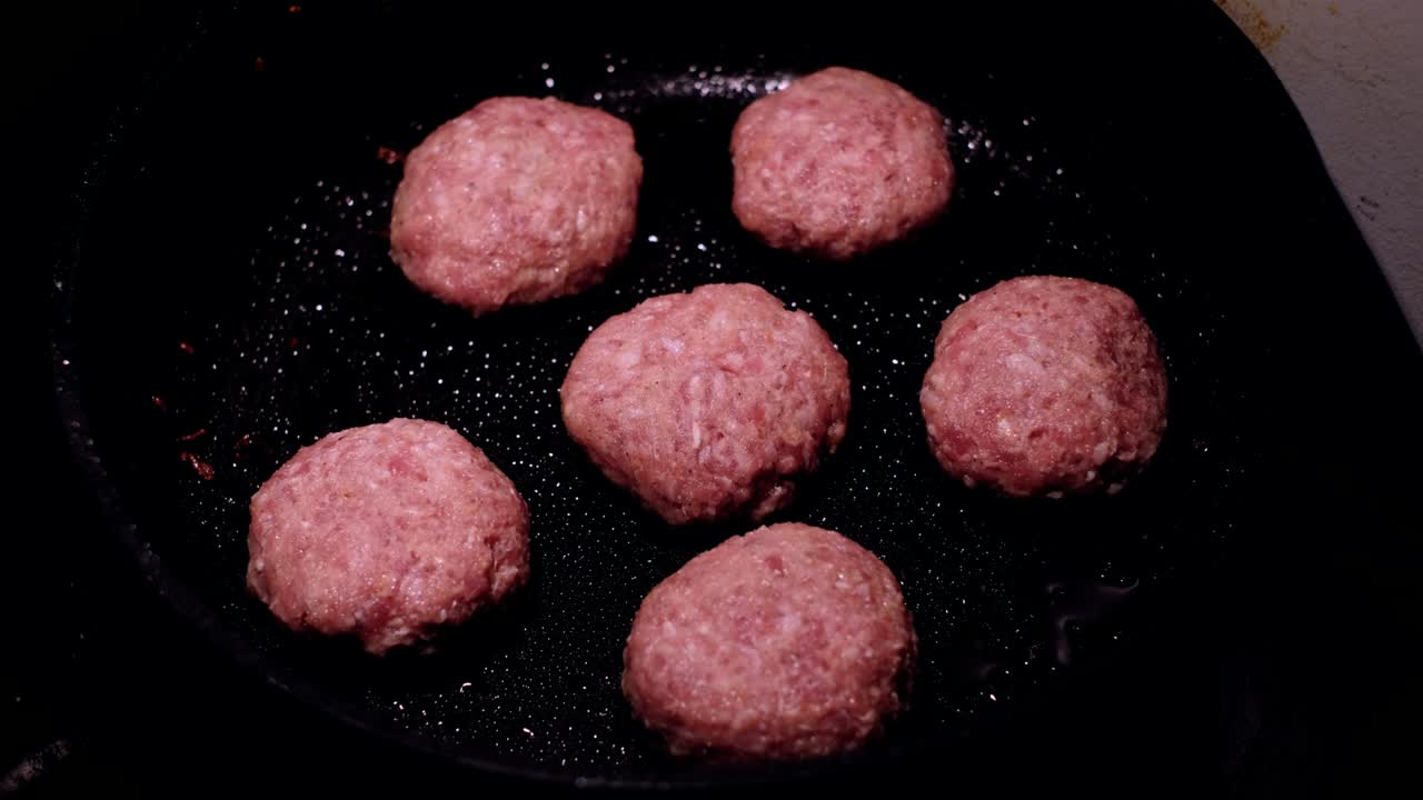 집에서 만든 둥근 은 고기 코틀을 요리합니다.