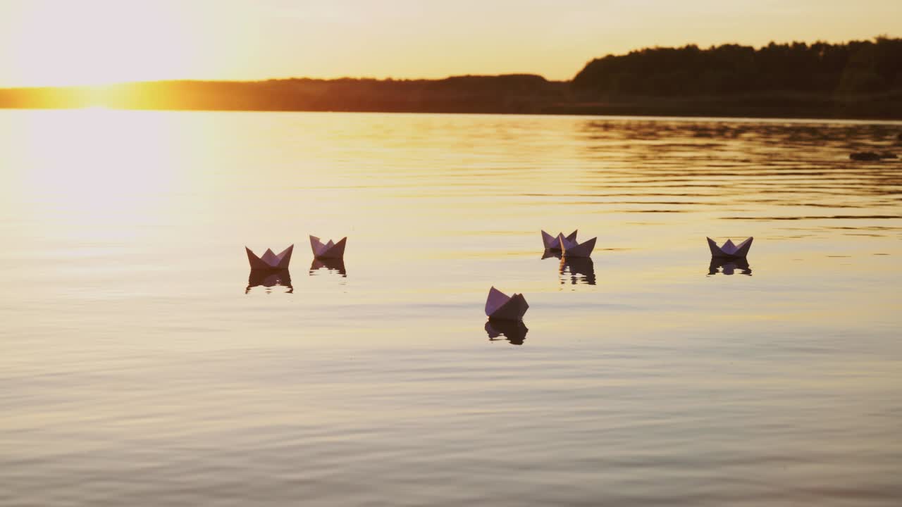 강에서 떠다니는 종이 배들.