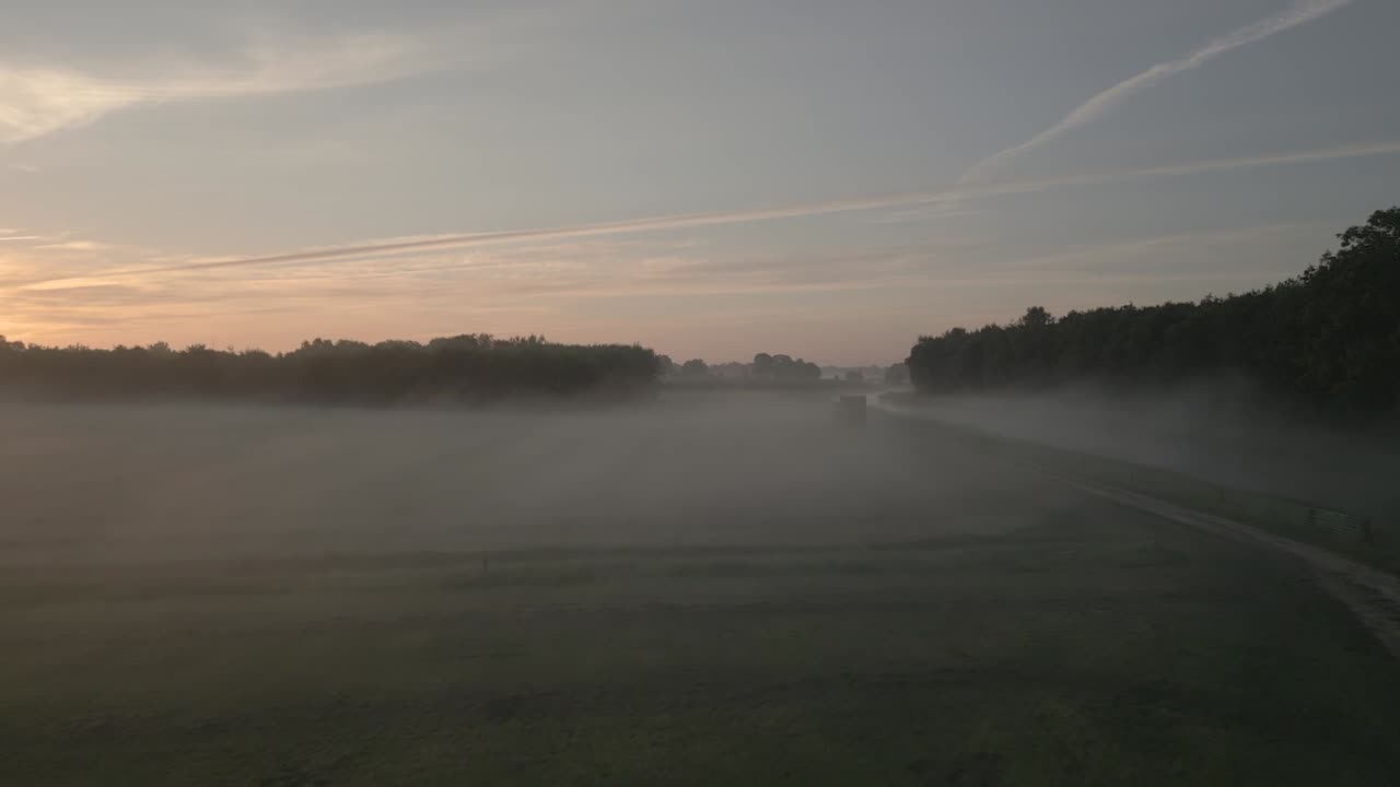 시골  위의 안개가 가득한 해가 뜨는 것