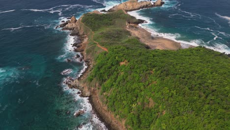 Punta-Cometa-Drohnenvideo:-Ein-Muss-Für-Jeden,-Der-Abenteuer-In-Mazunte-Oaxaca-Liebt