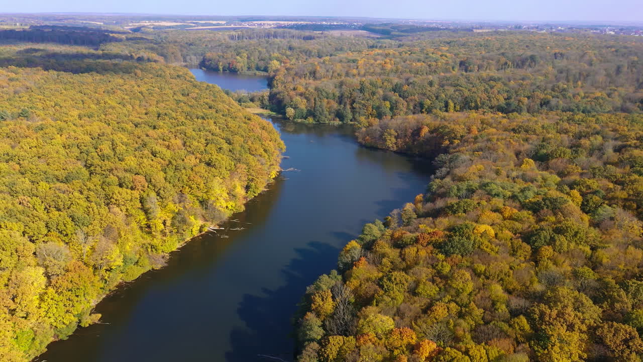 el río de otoño serpenteando a través del bosque colorido