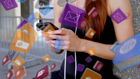 cubos coloridos flotando mientras la mujer usa el teléfono inteligente en el fondo