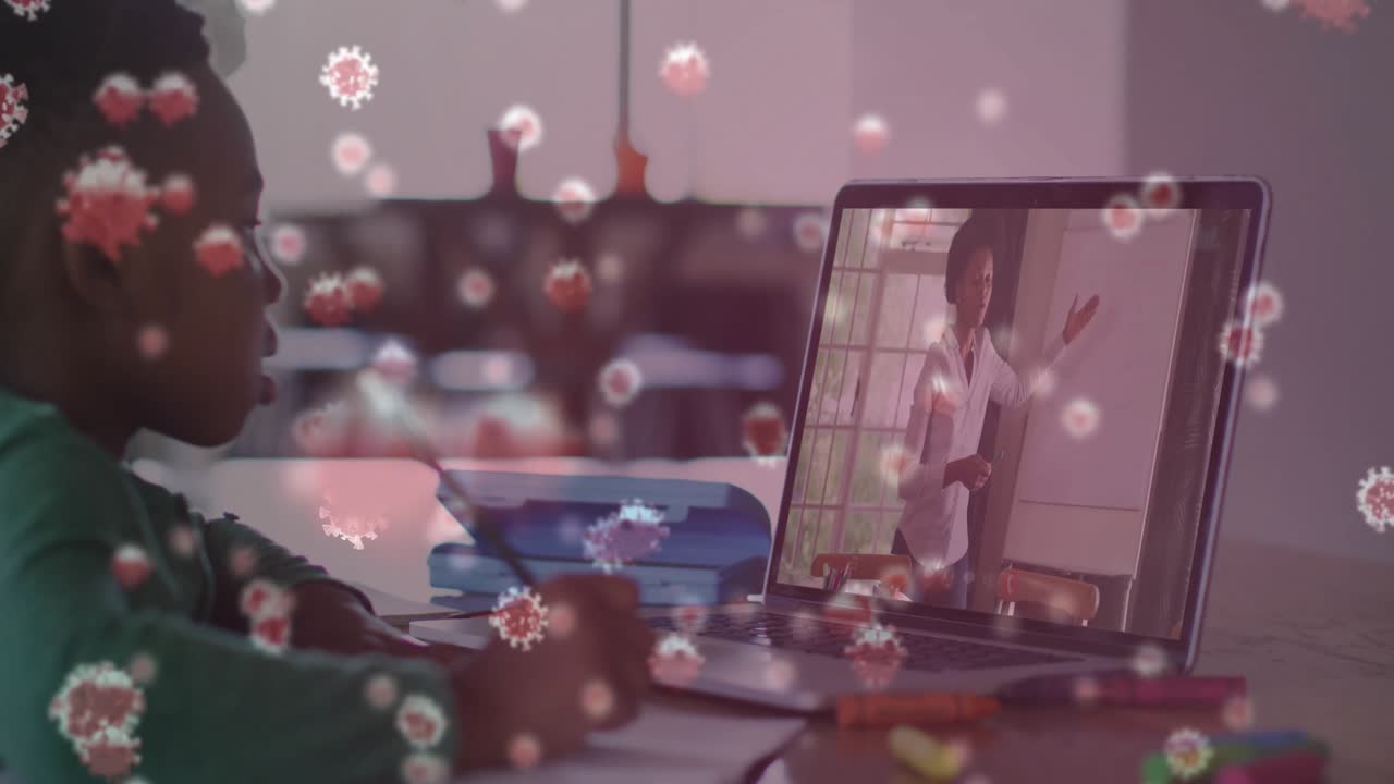Student pakt potlood en schrijft aantekeningen aan het bureau, met een externe leraar op een laptop en een rondzwevend virus.