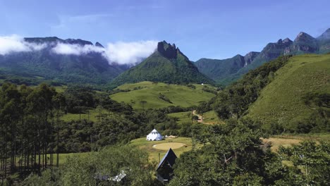 imágenes aéreas de un chalet ubicado en medio de las montañas en la ciudad de alfredo wagner - santa catarina - brasil