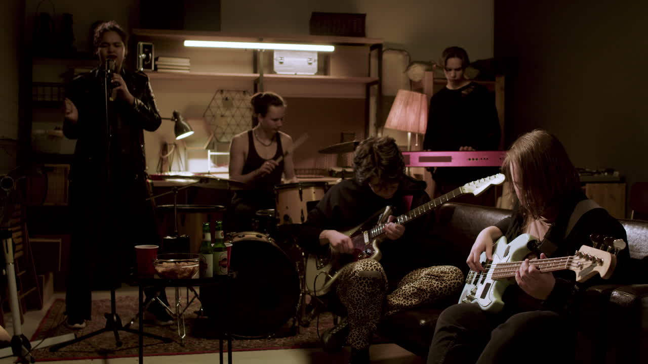 在工作室裡的音樂團體