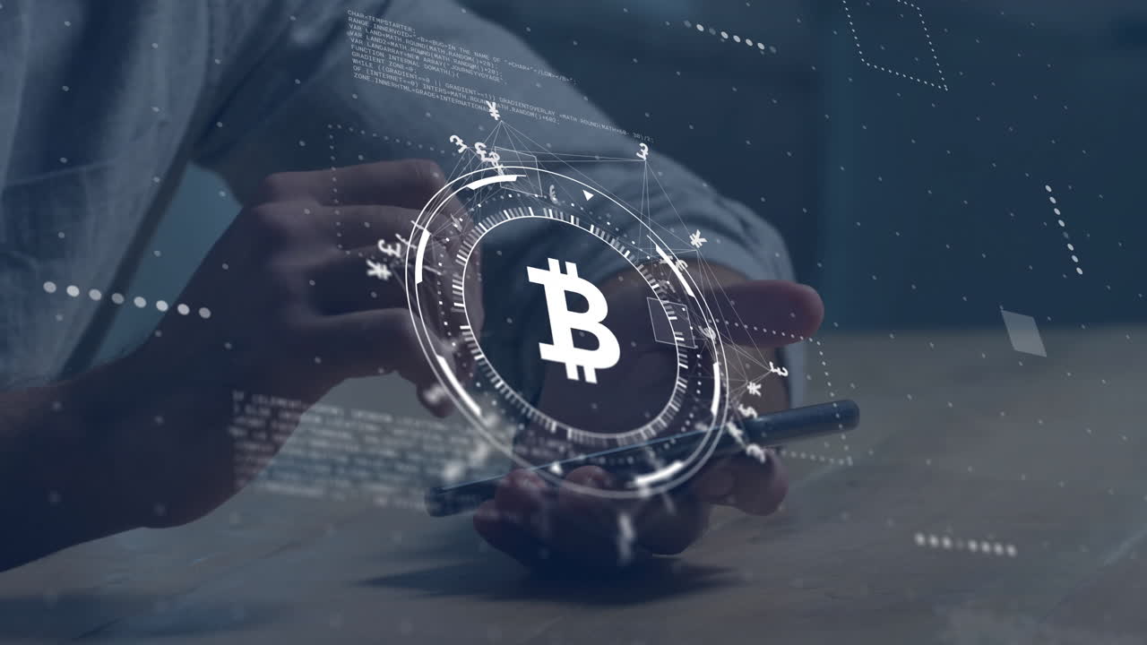 animación de signo de bitcoin, red y procesamiento de datos sobre hombre caucásico usando teléfono inteligente