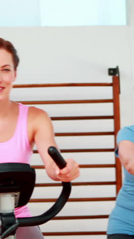 grupo de fitness feliz y diverso haciendo una clase de spinning