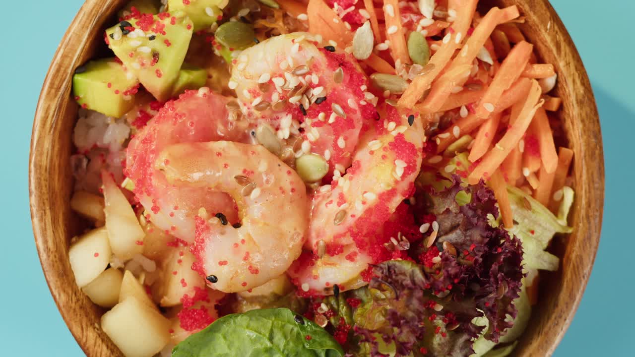 Poke Bowl Rotante con Gamberetti, Avocado e Carote