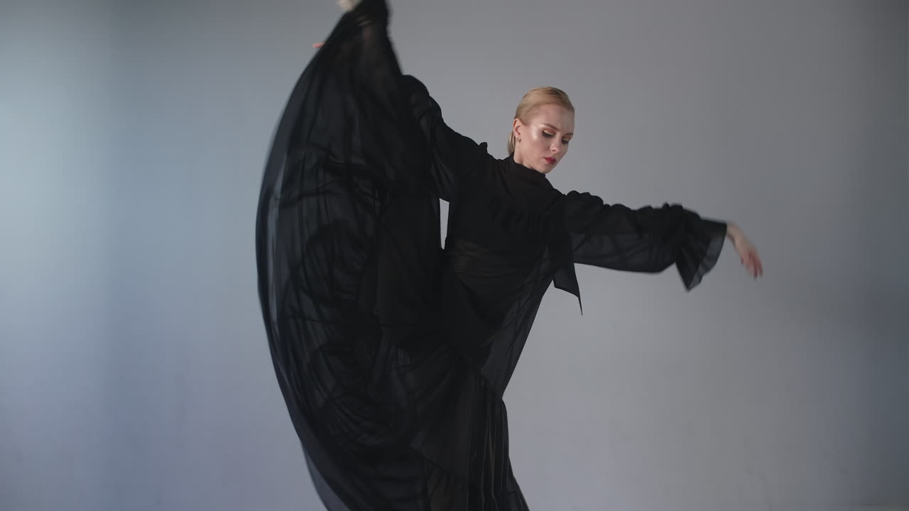 검은 드레스를 입은 우아한 발레리나