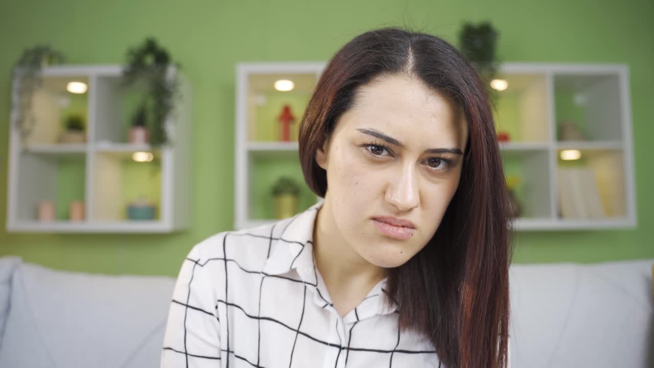 la mujer está disgustada, mirando a la cámara con disgusto.