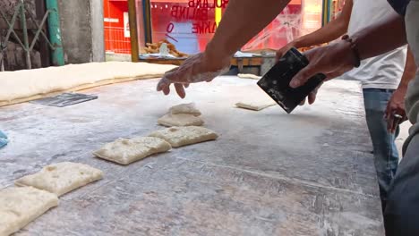 el proceso de cortar la masa de pan frito, cakwe
