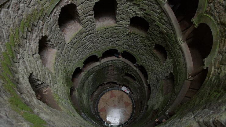 Scendendo nella Storia: Esplorando la Complessa Scala a Chiocciola di un Pozzo Storico