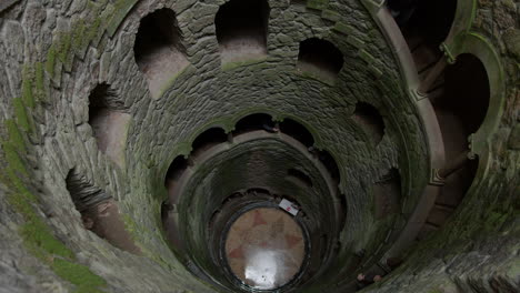 descendiendo a la historia: explorando la intrincada escalera en espiral de un pozo histórico