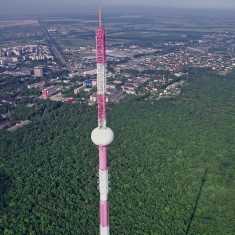 volar alrededor de una gran área de una gran torre de telecomunicaciones