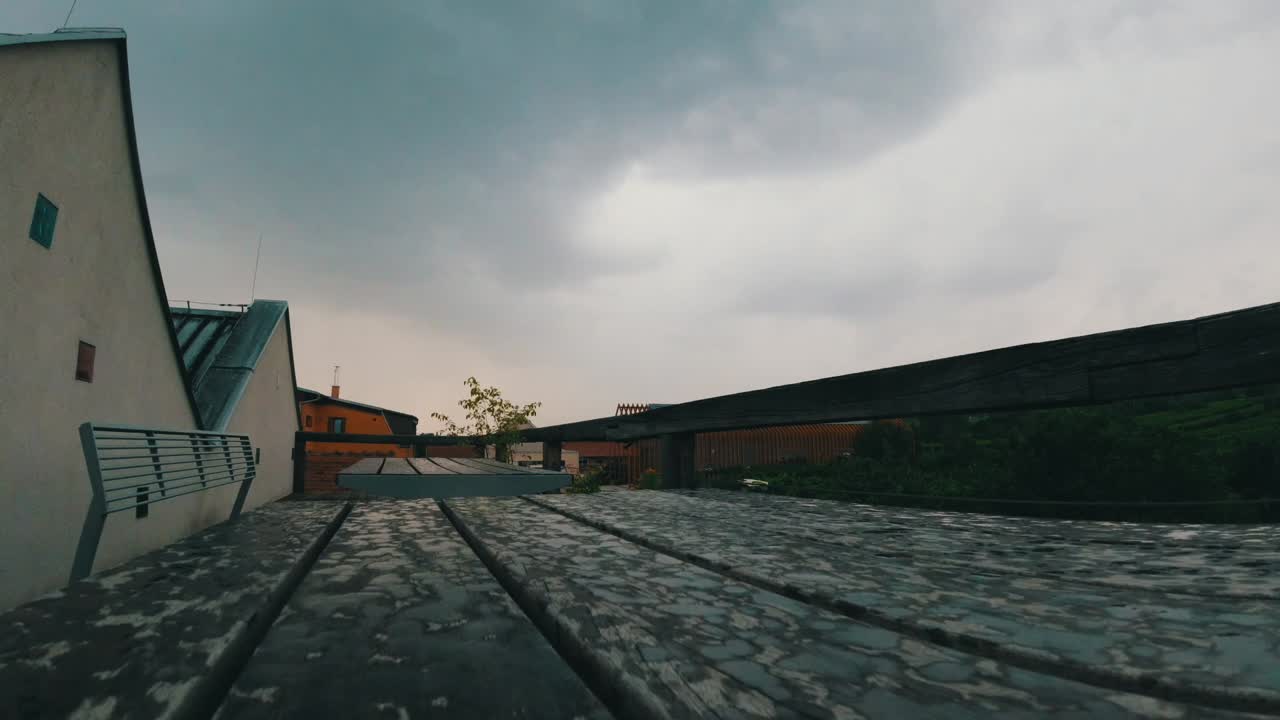 폭풍, 낮은 수준의 샷, 시간 경과 동안 나무 발코니 바닥에 비가 내립니다.