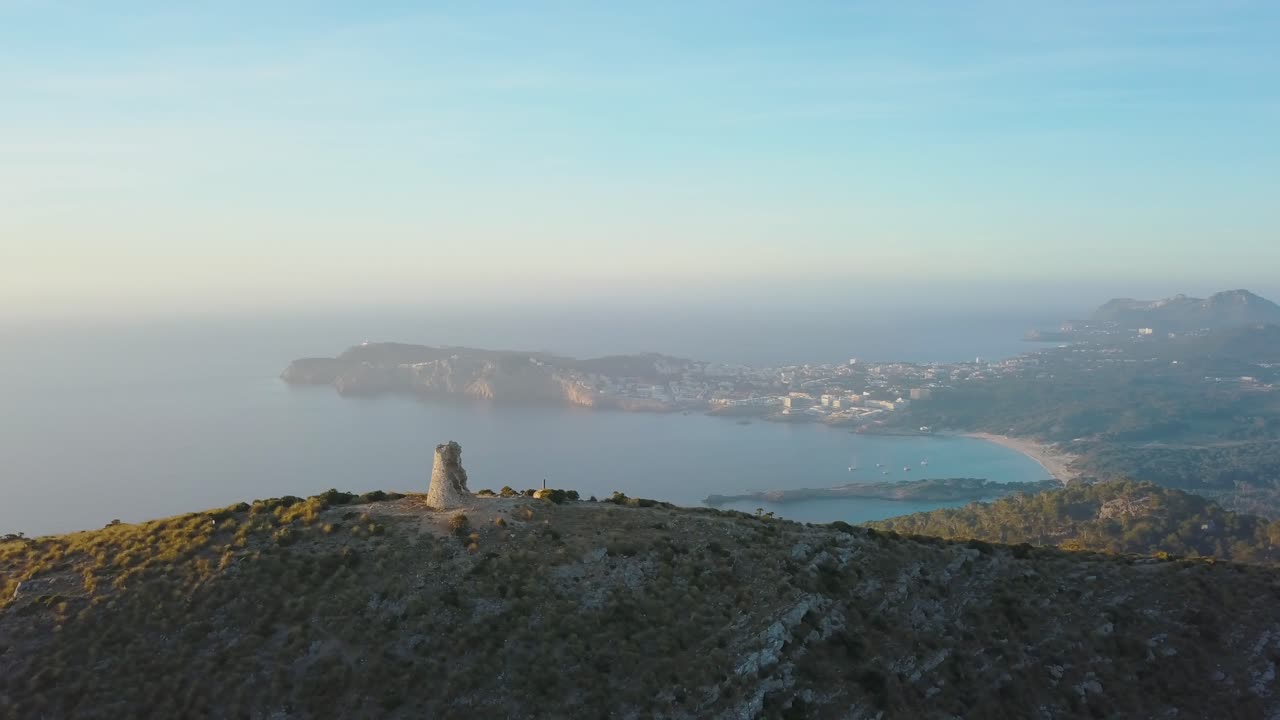 asombrosa vista aérea desde lejos de la ciudad española cala ratjada en el norte de mallorca - mañana tranquila - mar mediterráneo tranquilo - españa, islas baleares - talaia de son jaumell