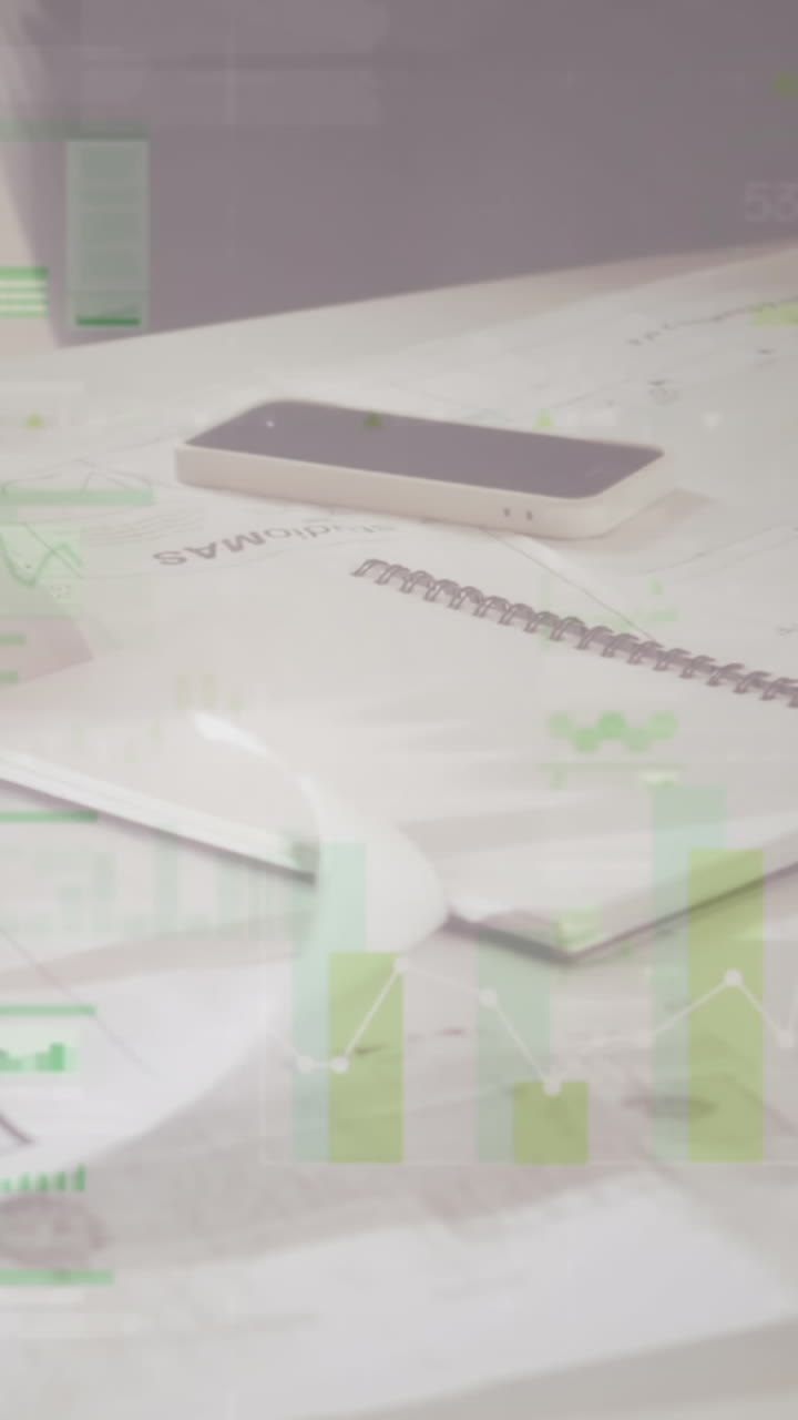 animación de estadísticas y procesamiento de datos financieros sobre arquitectos con planes en reunión