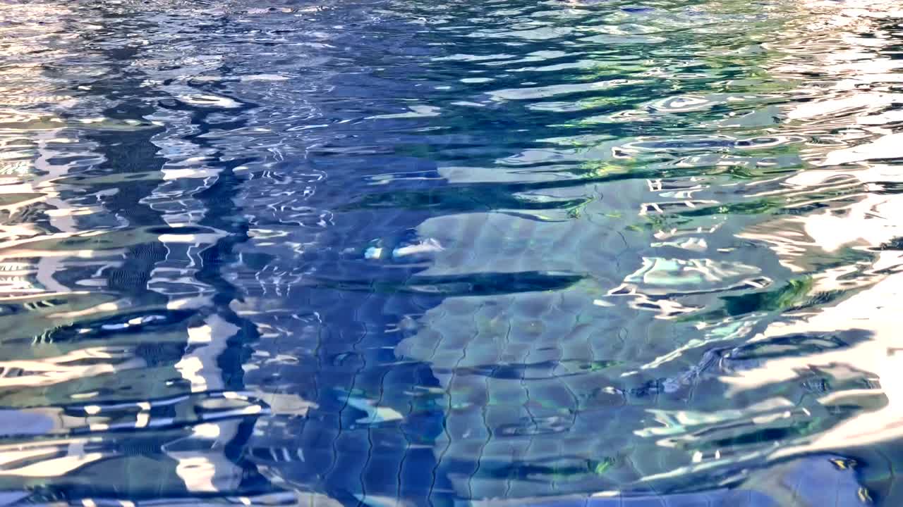 piscina de primer plano con olas en la superficie