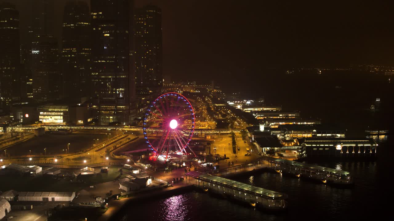 밤에 홍콩의 스카이라인과 페리스