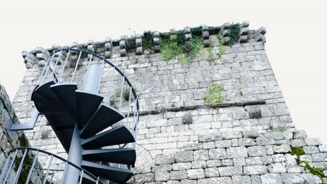 Escalera-De-Caracol-En-El-Castillo-De-Monforte,-Chaves,-Portugal