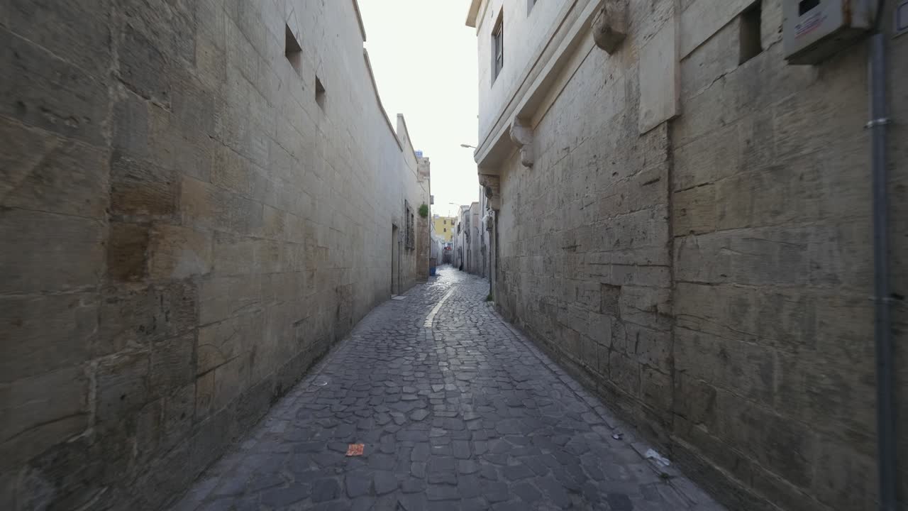 исторические узкие улочки санлиурфы. 4k. турция