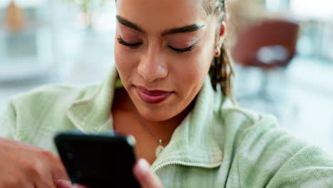 mujer con teléfono inteligente, redes sociales