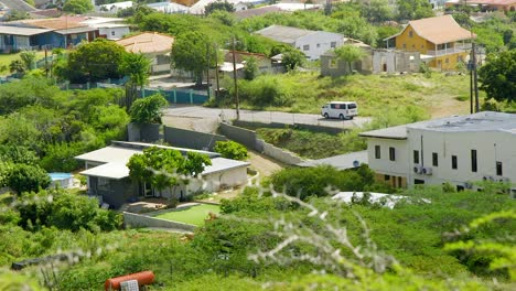 mirando hacia las casas residenciales y las calles de la isla caribeña de curacao