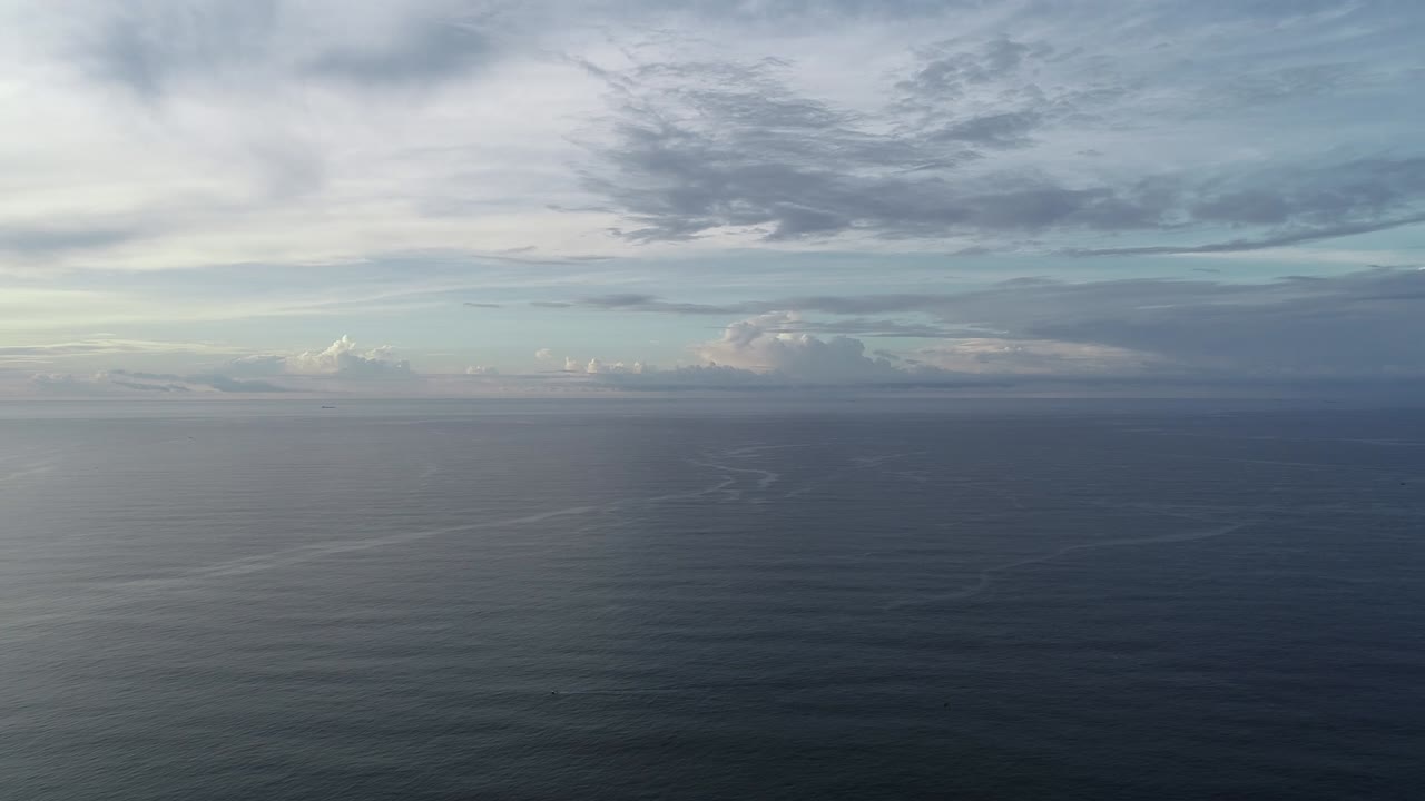 vista aérea. imágenes aéreas de drones de las olas del océano por la mañana