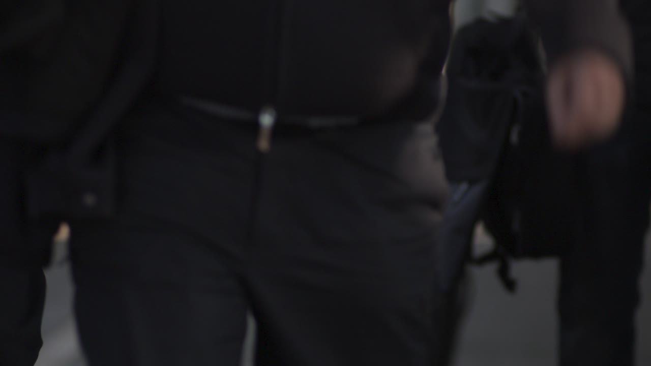 escena de la estación de tren iluminada por el sol con viajeros y una maleta en primer plano, disparo de bajo ángulo