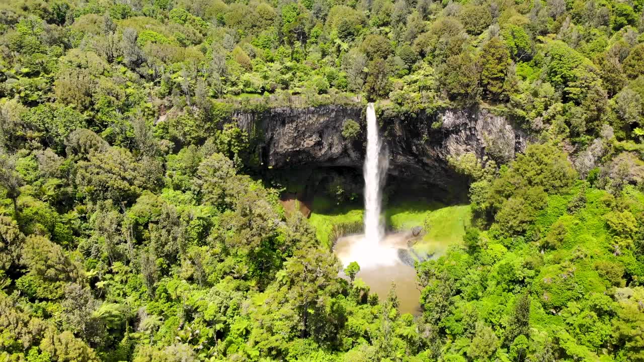 toma aérea de las espectaculares cataratas del velo nupcial, la laguna y el arco iris