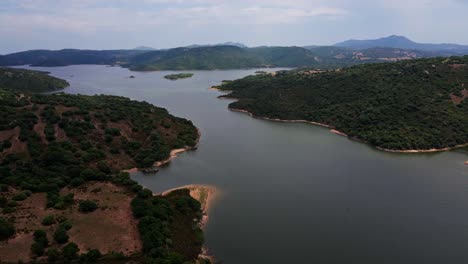 Volando-Sobre-El-Lago-Della-Liscia-En-Serdegnya,-Italia