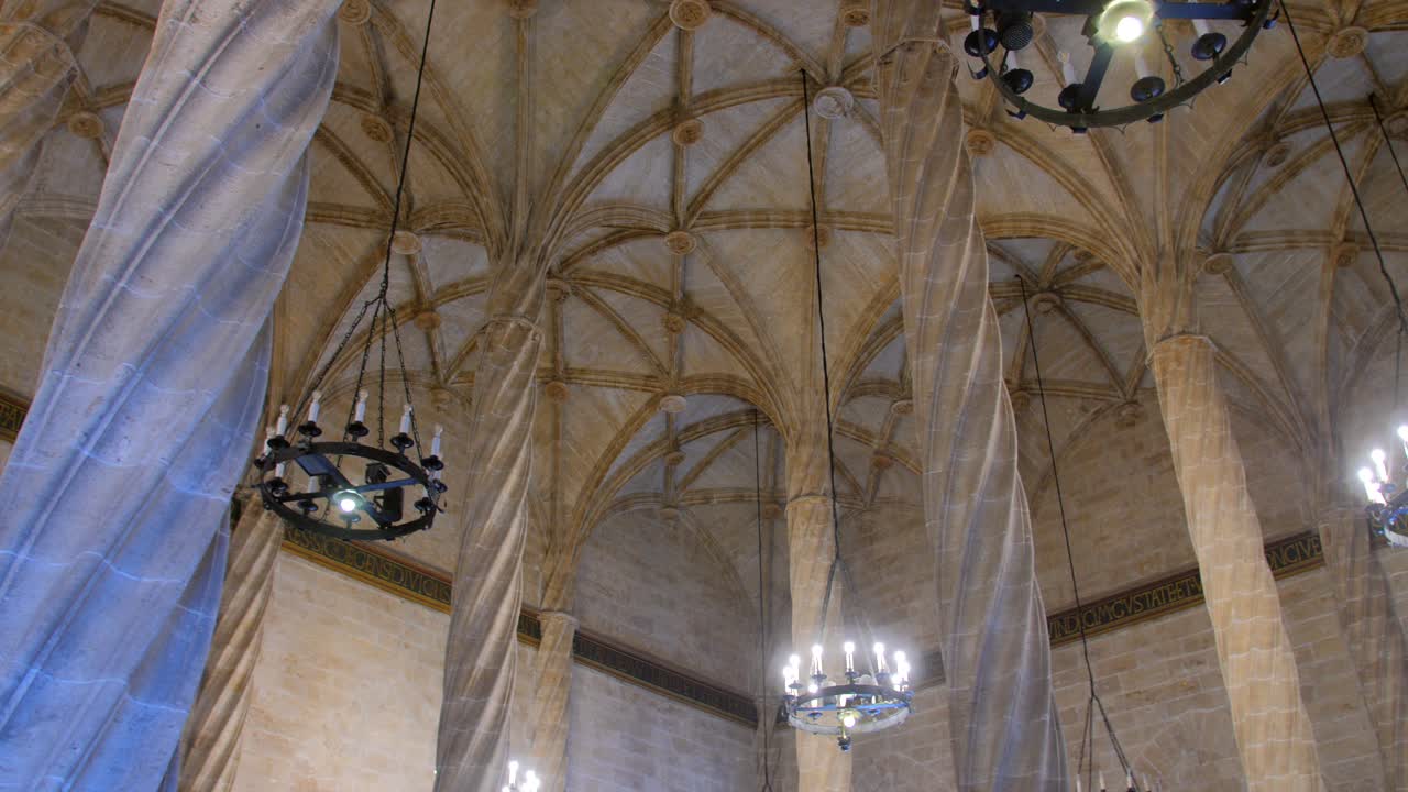 interior de la lonja de la seda "salón de columnas" presentado en detalle destacando sus arcos y columnas kolkata 1986 y luces colgantes en una sesión 4k