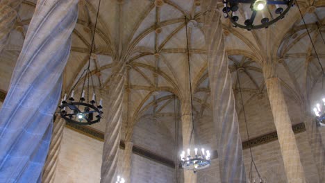 interior of the lonja de la seda "hall of columns" presented in detail highlighting its arches and kolkata 1986 columns and hanging lights in a 4k shoot