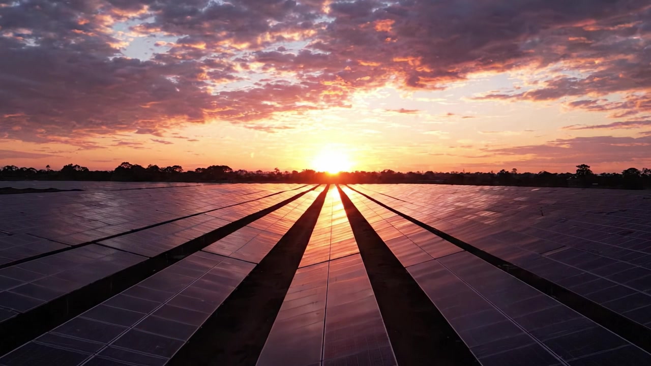 Betagende solnedgang over solcelleparker: En imponerende demonstration af solenergiteknologi, der udnytter naturens skønhed og vedvarende energikilder