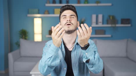 un joven musulmán orando.