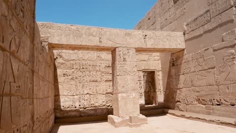 Preserved-pillar-in-ancient-temple,-Habu-Temple,-Luxor,-Egypt