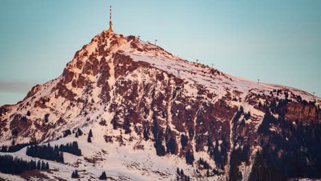 Telekommunikationsturm-Auf-Einem-Felsigen,-Schneebedeckten-Berg,-Zeitraffer-Ansicht