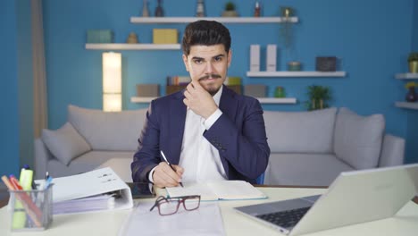 joven mirando a la cámara en un estado de ánimo guapo y carismático.